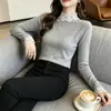 Nova coleção outono e inverno: camada base de tricô com gola alta parcial e renda feminina, um top de tricô suave e elegante, versátil e estiloso