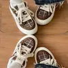 Sapatos Lona Plataforma Espessa Retro Fofos Femininos 2026 Novo Outono Estrela Sapatos de Plataforma Versátil Estudante Sapatos de Pão