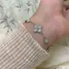 Novo estilo chinês estilo antigo imitação calcedônia jaspe trevo de quatro folhas pulseira feminina design de minoria senso de design adornos de mão fornecimento ao vivo atacado