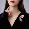 Broche de Ala de Lujo y Elegancia, Exquisita y Elegante Flor de Solapa de Cristal para Mujer de Gama Alta, Pin de Diseño de Lujo Accesible Accesorios para Traje
