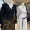 Camiseta Feminina Manga Longa com Botões e Decote V em Algodão Modal de Dongdaemun, Coreia do Sul, para o Início do Outono, Macia, Elástica, Slim, Segunda Pele