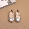 Sapatos de Couro Infantis 2025 Primavera e Outono Novos Estilo Coreano Sapatos de Solado Macio para Meninas com Laço, Sapatos Individuais Antiderrapantes da Moda para Bebês