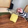 Bolso de Lipstick de Cuero de Vaca de Primera Capa con Cuello Halter, Bolso para Auriculares, Bolso de Monedas de Almacenamiento con Hebilla de Clip Versátil y Exquisito, Tarjetero Mini Estilo Coreano
