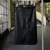Nova Moda de Outono Saia de Couro PU de Cintura Alta para Mulheres, Fenda Simples nas Costas, Versátil de Comprimento Médio, Versátil que Molda o Quadril