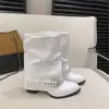 Botas de tornozelo de couro macio com bico fino para mulheres, apresentando salto grosso, design plissado vintage, fivela de cinto e estilo de bota cowboy ocidental ou para montaria.