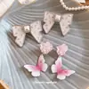 Pendientes Colgantes de Flor de Resina y Mariposa con Aguja de Plata, Aretes Juveniles Frescos y Dulces, Pendientes Sencillos con un Toque de Lujo Ligero y Sensación de Alta Gama