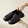 Zapatos pequeños de cuero estilo británico, zapatos tipo mocasín slip-on para falda, punta redonda, nuevo estilo otoño e invierno, con suela gruesa, diseño 2026