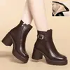 Sapatos de salto alto versáteis que emagrecem e são confortáveis para os pés, botas de algodão para mães, novo estilo de inverno 2026, retrô, com forro de veludo, quentes, salto grosso, botinhas para mulheres
