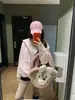 Sudadera de punto con capucha rosa estilo preppy coreano dulce para mujer, chaqueta cálida de terciopelo para otoño e invierno 2025, que reduce la edad