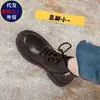 Fábrica de OrigemBotas curtas de couro macio com cadarço e salto baixo estilo coreano, botas de couro versáteis, novo estilo outono e inverno 2026, botas estilo Martin com forro de fleece