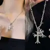 Collar con colgante de doble cruz de diseño nicho de lujo ligero estilo Ins, accesorio de alta gama para hombres y mujeres, cadena para clavícula hip-hop para chicas a la moda