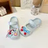 Zapatos de playa Mary Jane huecos DIY con decoración de dibujos animados para niñas, pantuflas antideslizantes de punta cerrada para uso en exteriores.