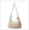 Bolso de axila suave de color amarillo lechoso con pliegues en forma de media luna, creando una atmósfera fresca y relajante, un bolso de hombro casual para estudiantes universitarios de compras