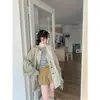 ¡Enviado! Toma real: Gabardina caqui de doble botonadura, largo medio, con cuello, camiseta básica, shorts caqui