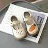 Sapatos de couro para meninas primavera e outono novos sapatos de princesa de desenho animado sapatos de bebê antiderrapantes fita mágica sapatos para meninas pequenas crianças atacado