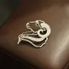 Broche de cabeza de carnero de lujo con incrustaciones de circonita bicolor, alfiler de línea con tema de zodíaco y constelaciones, accesorio para trajes y chaquetas