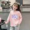 Camiseta Fashion de Manga Longa para Meninas Nova Coleção Primavera/Outono 2026 Top Infantil Estiloso com Gola Redonda Camada Base de Algodão Puro para Menininhas
