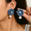 Novos Brincos Transfronteiriços Europeus e Americanos, Estilo de Arte Têxtil Geométrica com Design de Incrustação de Pérolas, Brincos de Tarraxa Florais, Acessórios de Orelha Versáteis