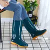Botas de lluvia para mujer al por mayor tubo alto tubo medio moda forro de polar zapatos de goma para trabajo en cocina botas de lluvia zapatos de agua cálidos antideslizantes adulto