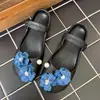 Zapatos estilo ballet Xiaohongshu con perforaciones y acentos florales azules, decoraciones de zapatos DIY frescas y versátiles, hebillas de zapatos desmontables