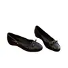 Nueva versión de piel suave de zapatillas de ballet poco profundas estilo francés de punta redonda con lazo, versátiles para ir al trabajo, sin cordones con aumento interno de altura