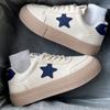 Zapatillas blancas de suela gruesa con estrellas para mujer, otoño 2024, nuevas zapatillas deportivas informales antideslizantes, ligeras y fáciles de combinar, famosas en Internet.