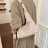 Bolso Tote Vintage Mate con Remaches para Mujer, Estilo Relajado, Gran Capacidad, Bolso de Hombro para Viajes Diarios, Bolso de Axila para Mujer Estilo Perezoso