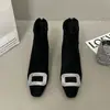 Botas de tornozelo da moda com fivela quadrada de strass, com aumento interno de altura, novo estilo 2026, botas curtas pretas de camurça super populares para afinar a silhueta feminina