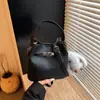 Moda Transfronteiriça Bolsa de Mão Simples Feminina 2025 Novo Estilo Bolsa Transversal Nicho Japonês e Coreano Casual Simples Bolsa de Balde
