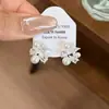 Brincos de Estrela de Quatro Pontas Cravejados de Diamantes de Alta Qualidade para Mulheres, Brincos de Pérola Branca de Luxo Leve, Modernos e Versáteis, Brincos Muito Bonitos