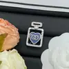 Nuevo Modelo 2025 Botella de Perfume Azul Incrustada con Diamantes Chanel Broche de Corazón Doble C de Resina para Mujer, Broche de Corazón de Lujo de Gama Alta