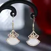 Pendientes de Metal con Diseño de Hoja de Ginkgo Doble y Colgante de Letra Elegante y Único, Pendientes Geométricos Sencillos en Blanco y Negro en Stock