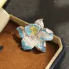 Broche de Lírio Azul Imitação Turquesa de Alta Qualidade para Designer Fivela Magnética Forte Acessórios de Vestuário Contínuos e Não Prejudiciais para Mulheres
