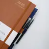 Planejador Diário A5 Transfronteiriço 2027, Planejador de Agenda Diária em Inglês, Calendário Anual, Manual de Eficiência, Caderno, Logo Personalizável