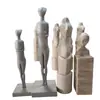 Escultura abstracta de figura imitación arenisca, retrato de pareja abrazándose, decoración artística hecha a medida para hotel y oficina de ventas