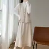 Conjunto de Saia com Colete Bordado Vazado de Lã 100% Outono/Inverno Novo Conjunto de Duas Peças com Top Cardigan Curto Feminino