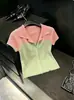 Blusa de tricô com gola polo color block única de seda gelada de manga curta para mulheres, novo estilo de verão 2026, design de nicho, blusa leve