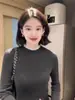 Impresionante Suéter Base de Punto Gris Estilo Francés de Cuello Alto Parcial para Mujer, Suéter Corto Ajustado para Otoño e Invierno, con Adorno de Encaje