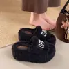 Chinelos de Tira Única com Plataforma Grossa Estilo Coreano para Mulheres Novidade Outono/Inverno 2026 Plush para Casa e Uso Externo Versátil Casual Chinelos Peludos