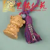 Llavero de gatito juguetón tallado en madera de azufaifo de Yiming Xianyuan, lindo colgante decorativo para mochila de pareja con borla temática de luna