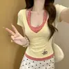 Camiseta feminina estilo coreano com blocos de cor xadrez, gola halter, manga curta, novo modelo de verão, top slim fit com patchwork bordado, imitando duas peças