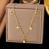 [Collar + Pulsera] Estilo Francés Ins de Lujo Accesible Cadena para Clavícula de Corazón Estilo Dulce Collar de Acero de Titanio con Borla de Corazón de Melocotón para Mujer