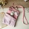 Nueva bolsa de almacenamiento estudiantil versátil a cuadros con temática de muñecas, bolsa de tela linda estilo coreano con relleno de algodón, bolso cruzado para mujer para llevar al hombro para teléfonos