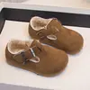 Sandálias Birkenstock macias para meninas, nova coleção primavera/outono 2026, sapatos casuais slip-on infantis estilosos e confortáveis, sapatilhas casuais estilo retrô, da moda