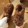 Pantuflas de algodón con estampado de leopardo retro, estilo nuevo 2026, forradas de lana de cordero, felpa engrosada, adecuadas para usar en interiores y exteriores, antideslizantes, cálidas, zapatos de algodón para mujer