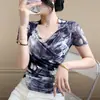 Camiseta Sexy de Cuello Cruzado en V para Mujer de Manga Corta de Verano con Estampado Tie-Dye Europeo de Malla Top con Efecto Adelgazante y Camisa Elegante