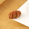 Brinquedo de Comida Simulada Pão em Miniatura Pão Europeu Acessórios de Resina Mini Cena Combinando Chaveiro DIY Ímã de Geladeira Creme