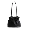 Bolso de Hombro Plisado Simple de Moda 2026 Nuevo Bolso Casual Versátil para el Brazo Bolso Cubo para el Viaje Diario