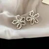 Pendientes Colgantes Calados Flor de Aguja Plateada, Modernos y Exquisitos, Pendientes Versátiles con un Diseño Único, Accesorios para Orejas de Nicho y Elegantes para Mujer