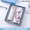 Set de regalo personalizado que incluye un termo, una laptop, una batería externa y un paraguas, con el logotipo de una empresa, adecuado para eventos de negocios y como regalo práctico